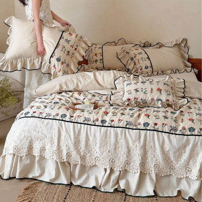 Vintage Cottage Floral Gepatchtes Bettüberwurf Ensemble mit Rüschensaum & Bestickten Kissenbezügen
