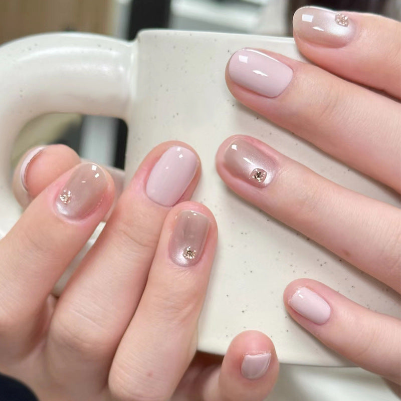 Elegante Druck-Nageltips mit goldenen Akzenten Brehn
