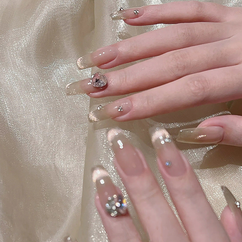 Kunstnagelset mit glamourösen Glitzerakzenten und eleganten Schmuckverzierungen Brehn