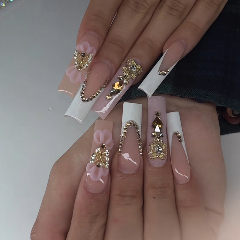 Elegante Stiletto Press-On Nagelkunst mit Strass-Akzenten Brehn