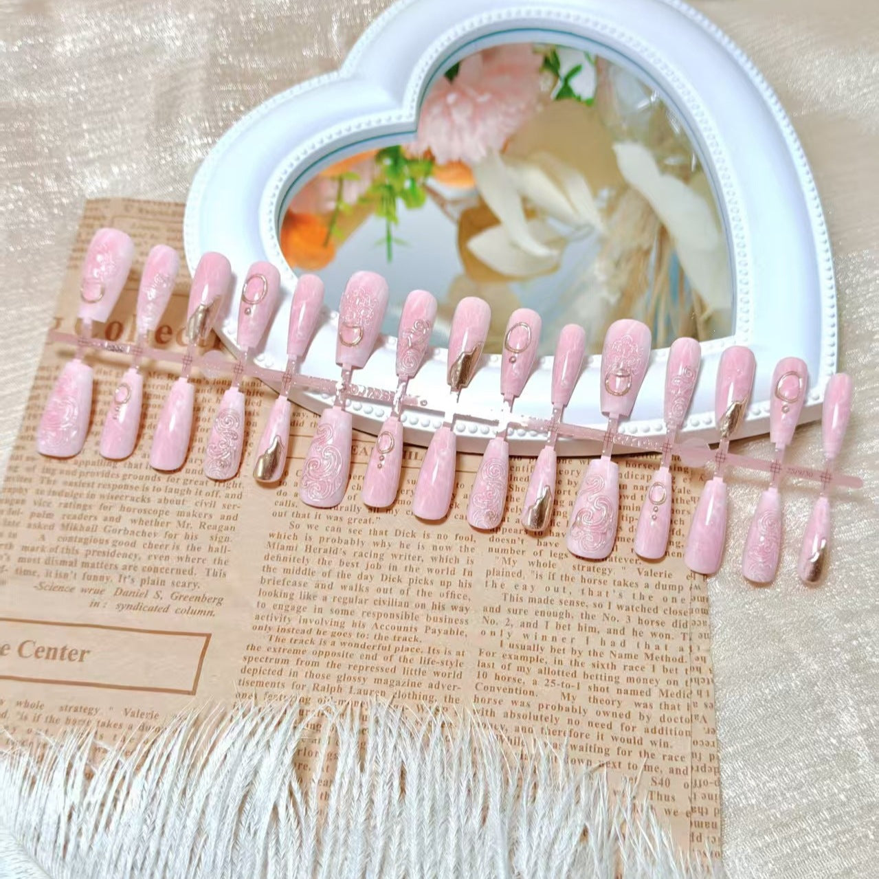 Kunstnägel mit eleganten Goldverzierungen Brehn