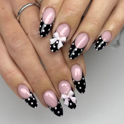 Kunstnagelset mit glamourösen Schwarz-Weiß-Punktakzenten Brehn