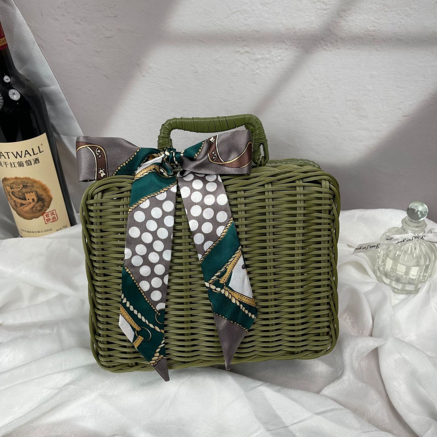 Damen geflochtener Handtasche mit dekorativem Seidenband Brehn