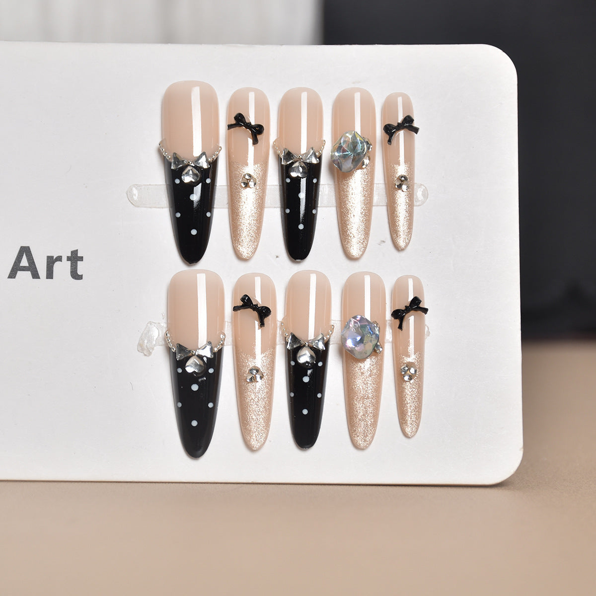 Elegante mit Kristallen verzierte Stiletto-Presse-Nägel Brehn