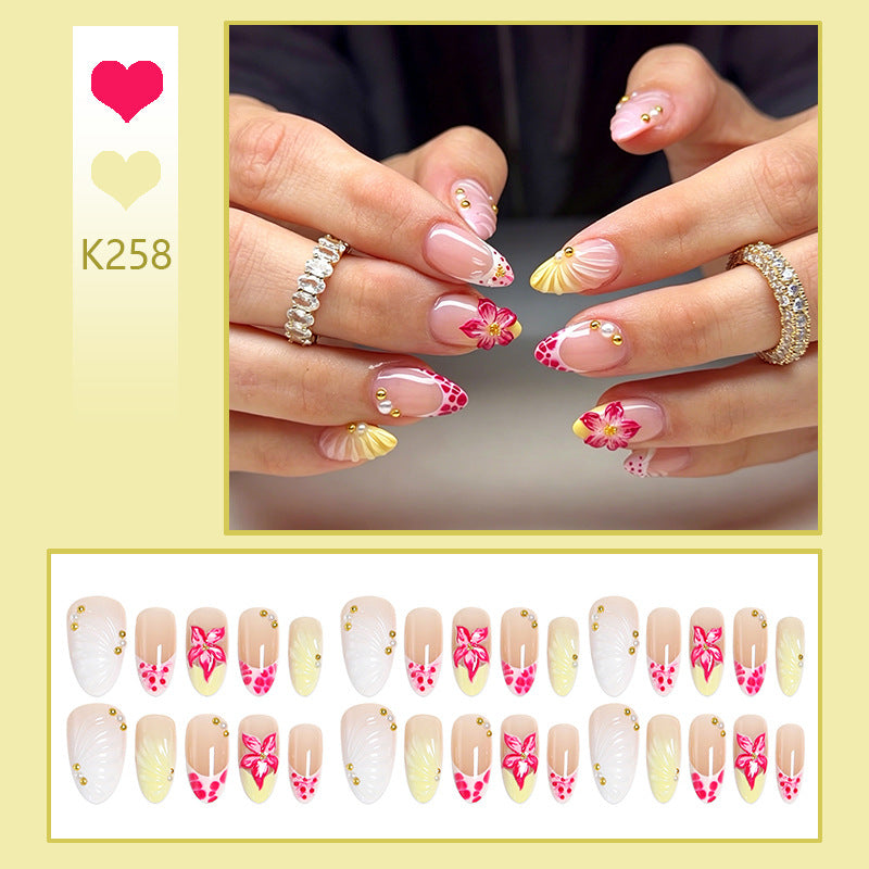 Kunstnagelset mit feinen Blumendetails Brehn