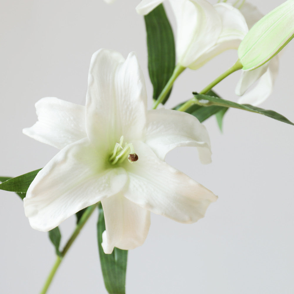 Realistischer künstlicher Lilienstrauß