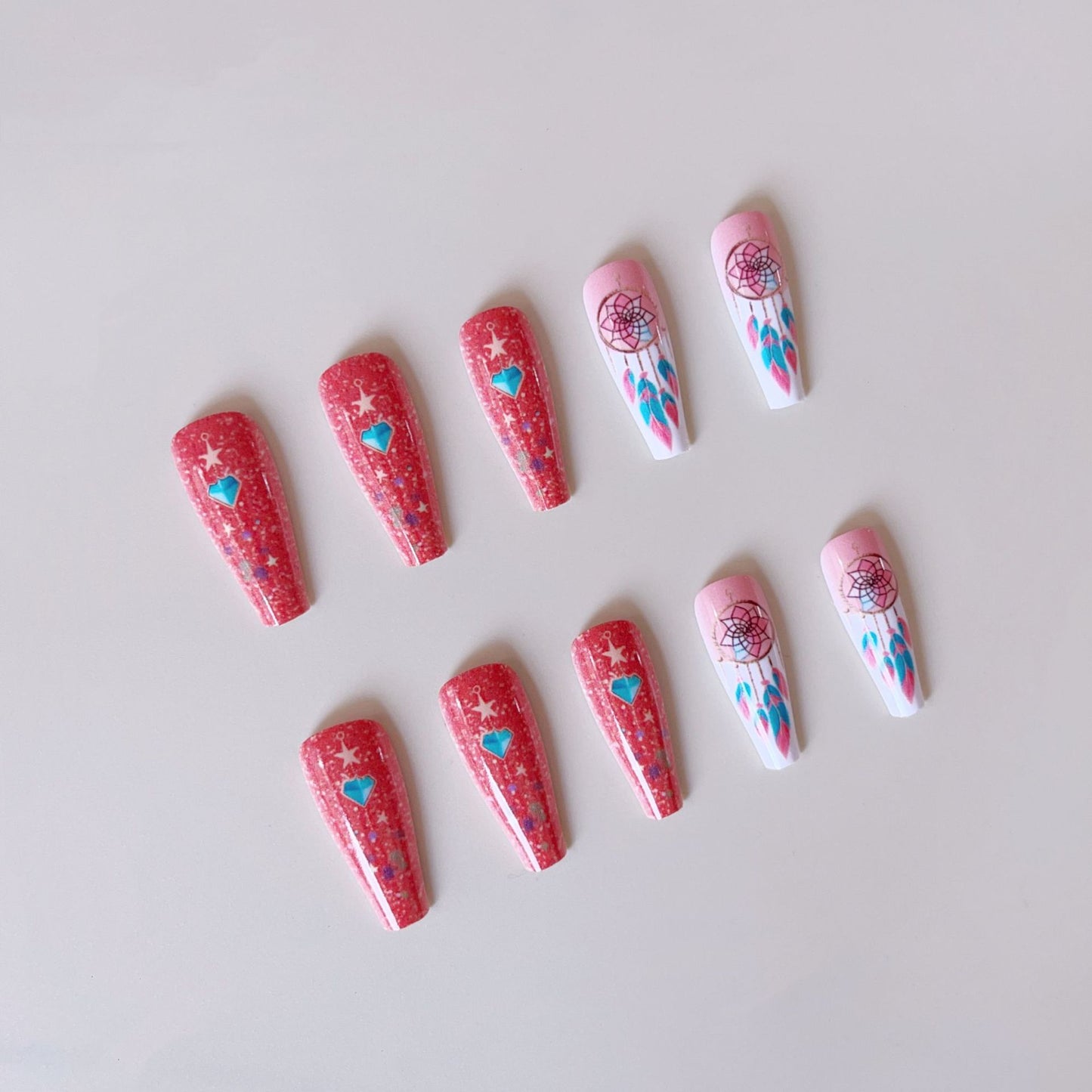 Kunstnagelset mit traumhaften 3D-Motiven und Glitzerakzenten Brehn