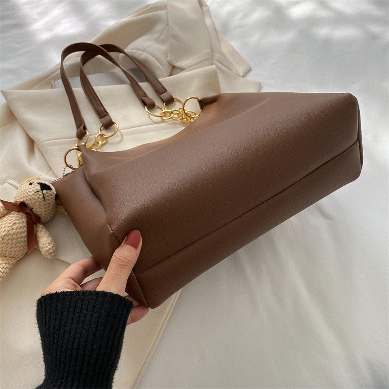 Stilvolle Handtasche mit Kettenakzenten