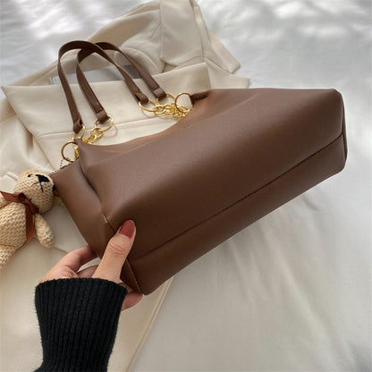 Stilvolle Handtasche mit Kettenakzenten