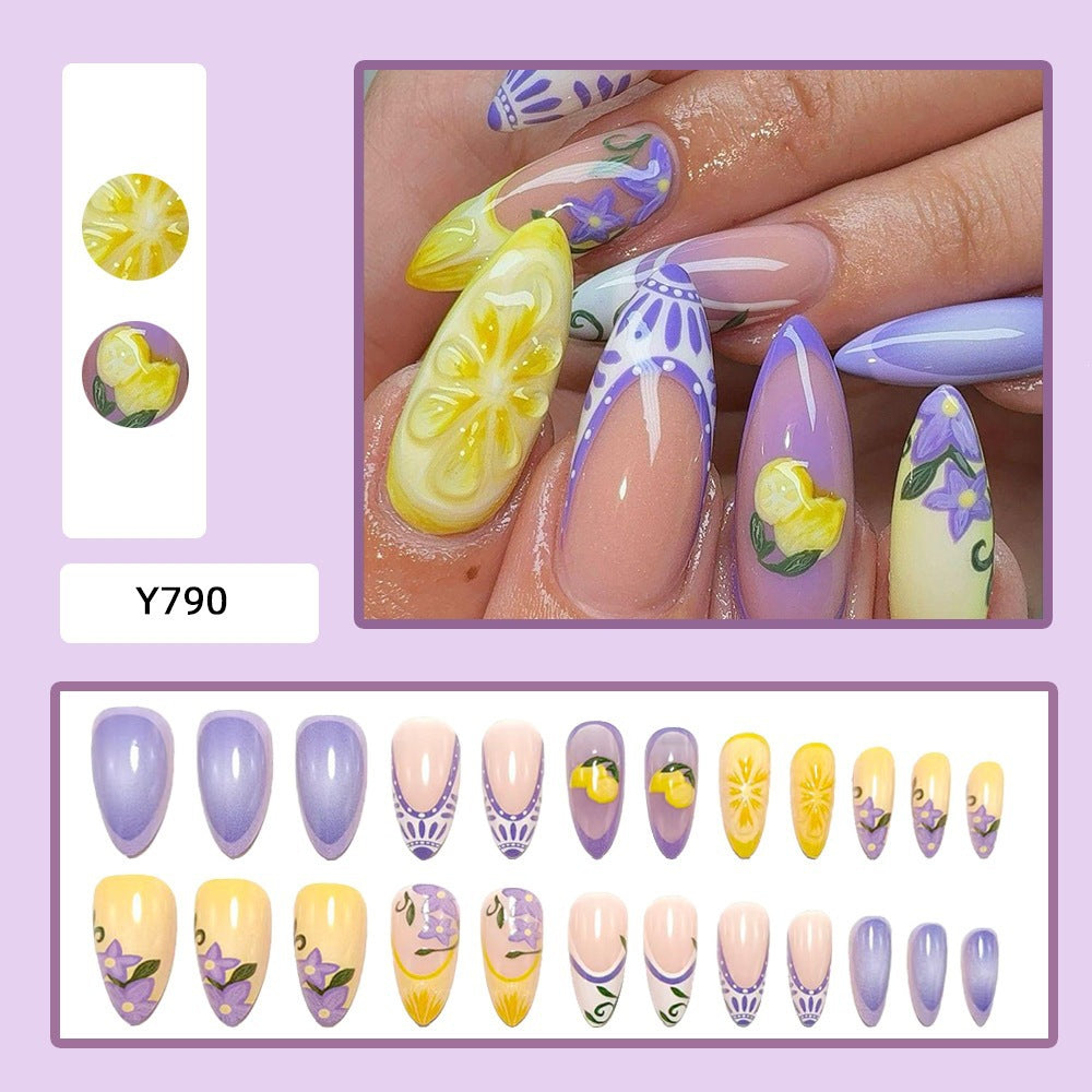 Kunstvoller Nagelspitzen Set mit Blattakzenten Brehn