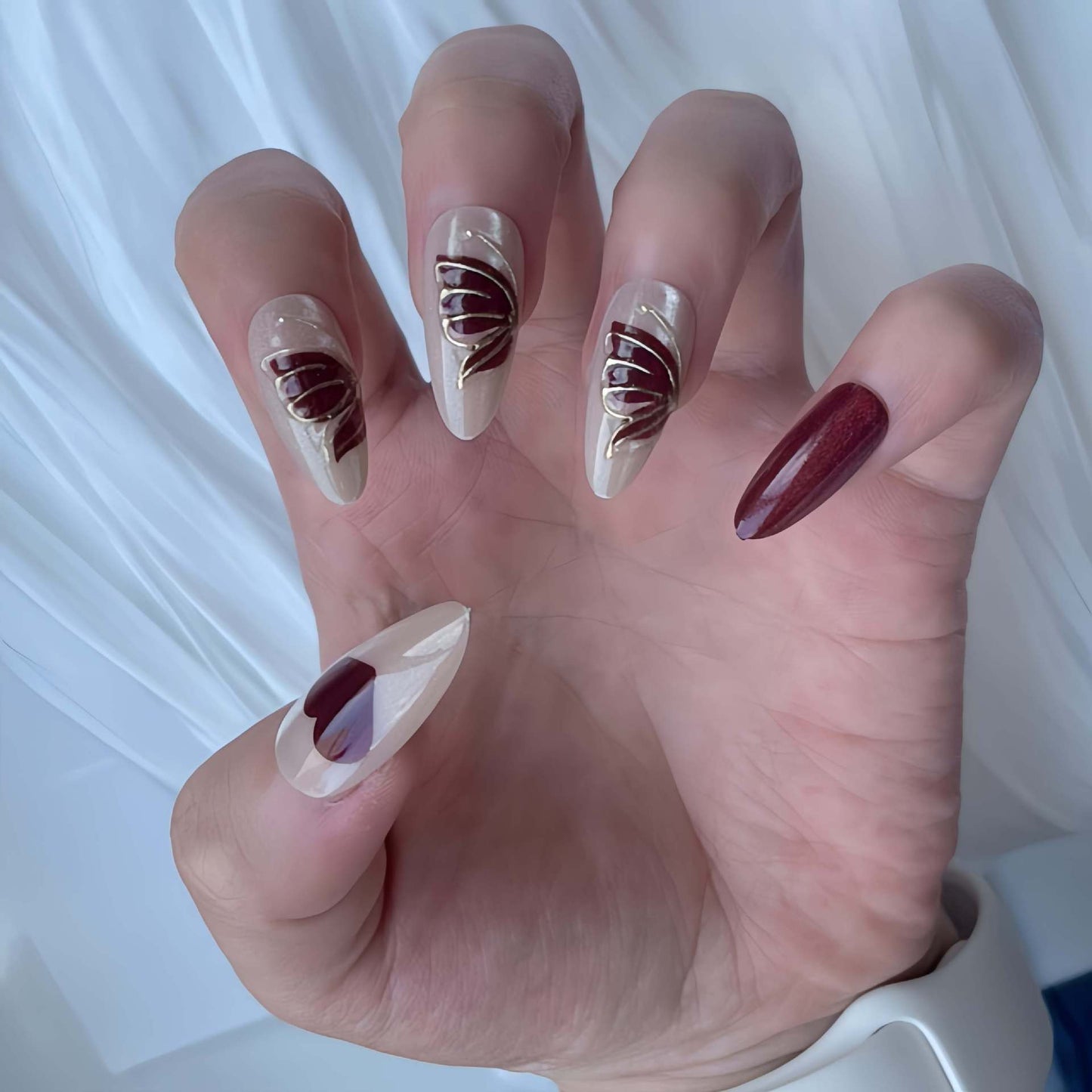 Künstlerisches Herz-akzentuiertes Press-On-Nagelset Brehn