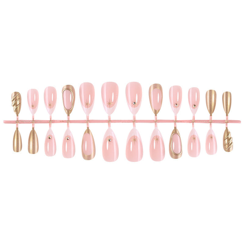 Elegantes Kunstnagelset mit goldenen Akzenten Brehn