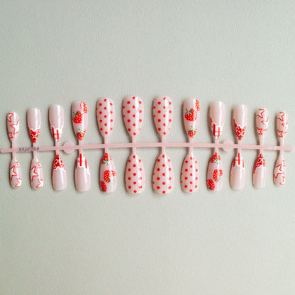 Kreatives Erdbeer-Gel-Nagelset