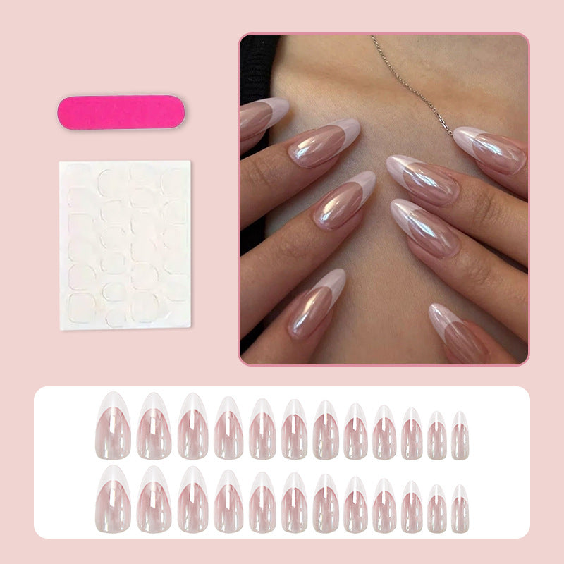 Kunstnagelset mit eleganten spitzen Formen und glänzenden Akzenten Brehn