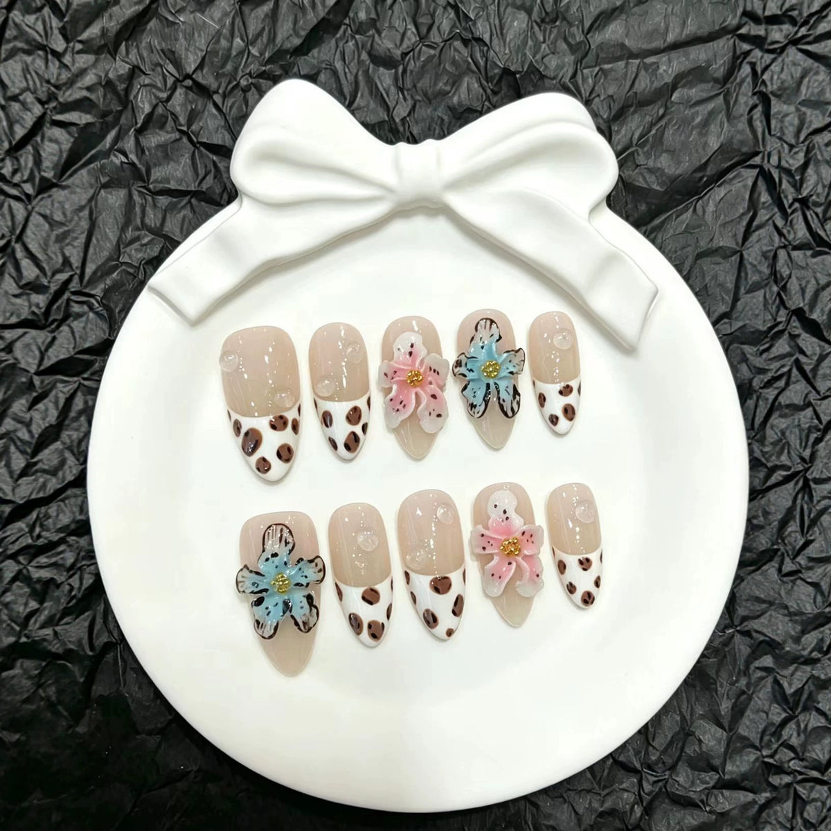 Künstlerisches Press-On-Nagelset mit floralem und tierischem Akzent