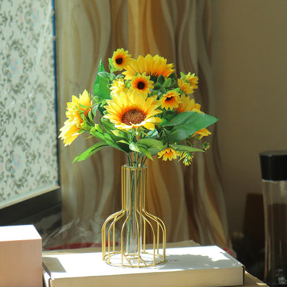 Lebensechte Blumenarrangement in eleganter Vase