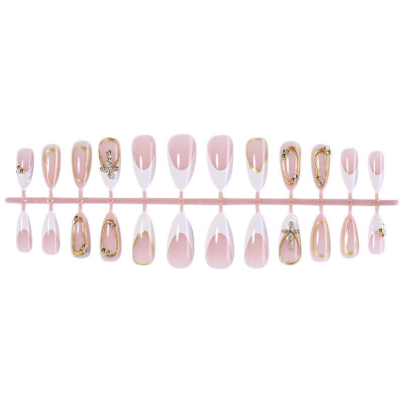 Kunstnagelset mit luxuriösen Goldverzierungen und eleganten Designs Brehn