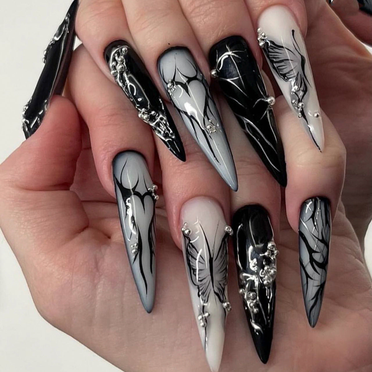 Kunstvolle Nagelkunst mit elegantem Schwarz-Weiß-Design Brehn
