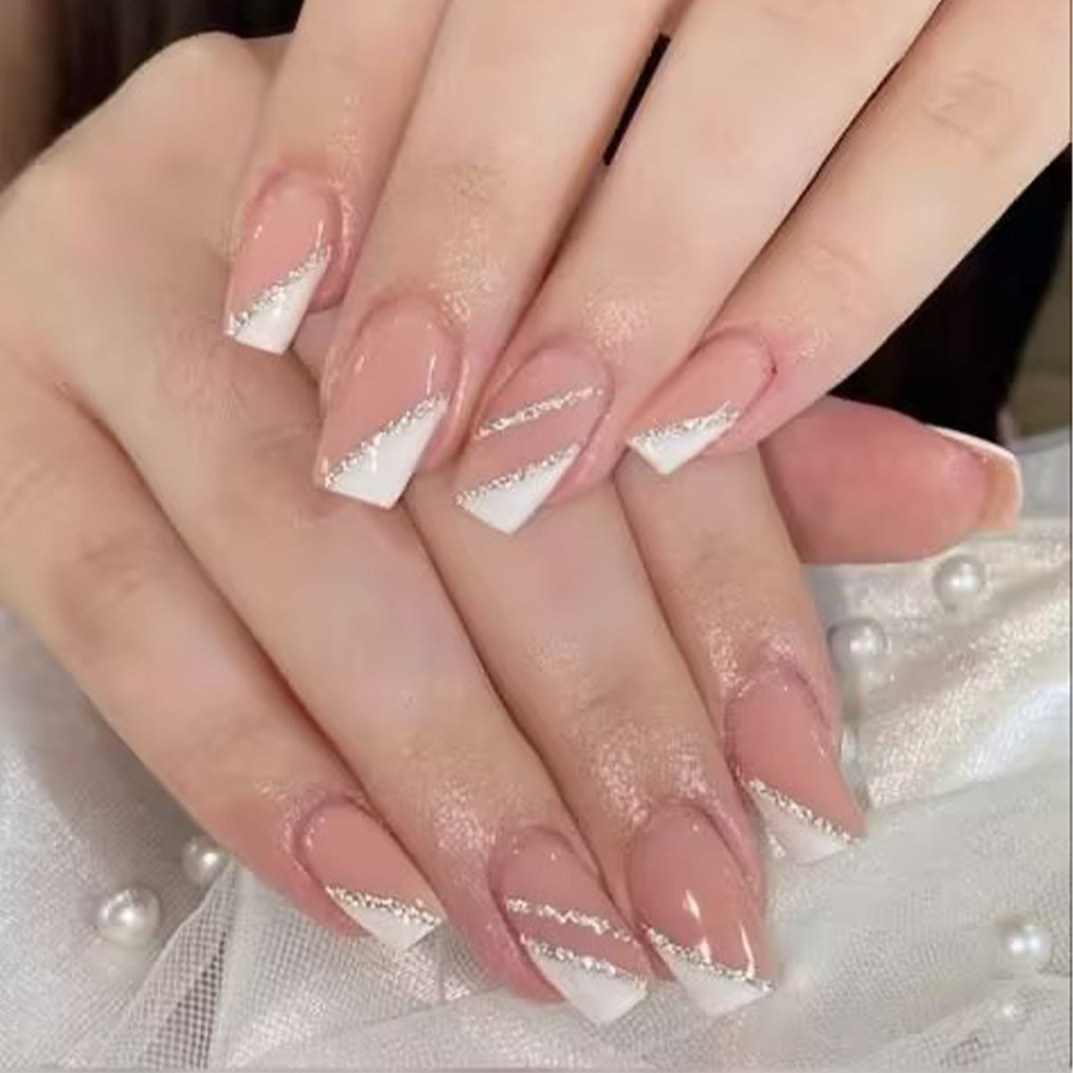 Elegante French Tip Stiletto Press-On Nägel mit Glitzerakzenten Brehn