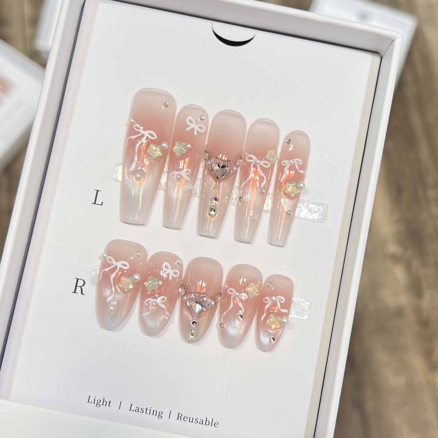 Elegantes Press-On Nagelkunstset mit schickem Band und Edelsteinen Akzenten Brehn