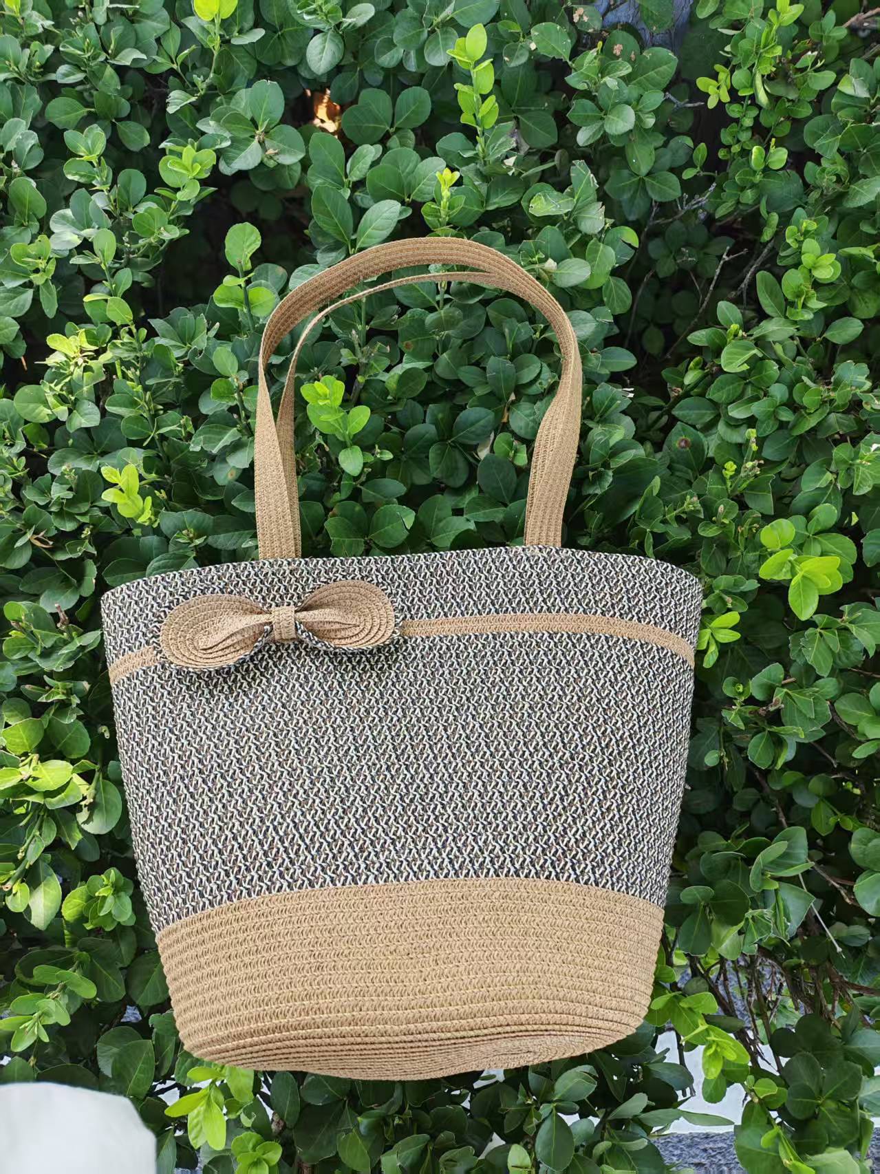 Eleganter Sonnenhut mit Breiter Krempe und Dezentem Streifenmuster Brehn
