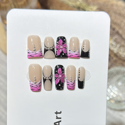 Dekoratives Press-On Nagel Set mit floralem und gestreiftem Design Brehn