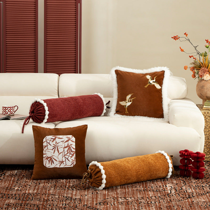 Luxuriöser bestickter Satin-Kissenbezug mit Kunstfell-Borte und Kranich-Motiv Brehn
