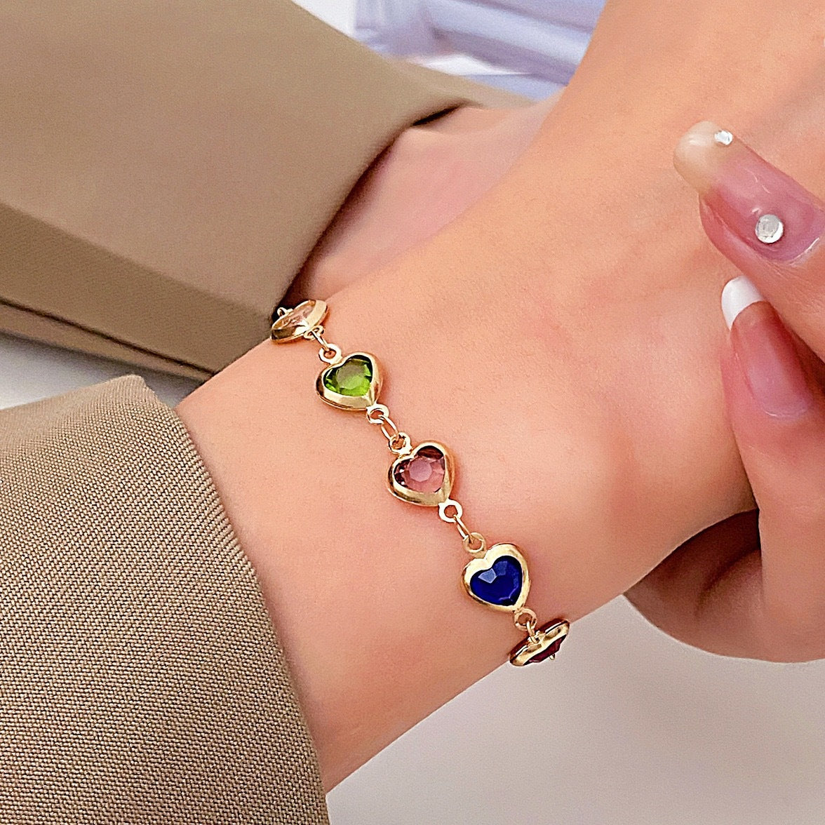 Herzförmiger Edelstein Charm-Armband Brehn