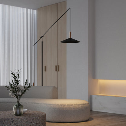 Verstellbare Bogenstehlampe mit minimalistischem Design