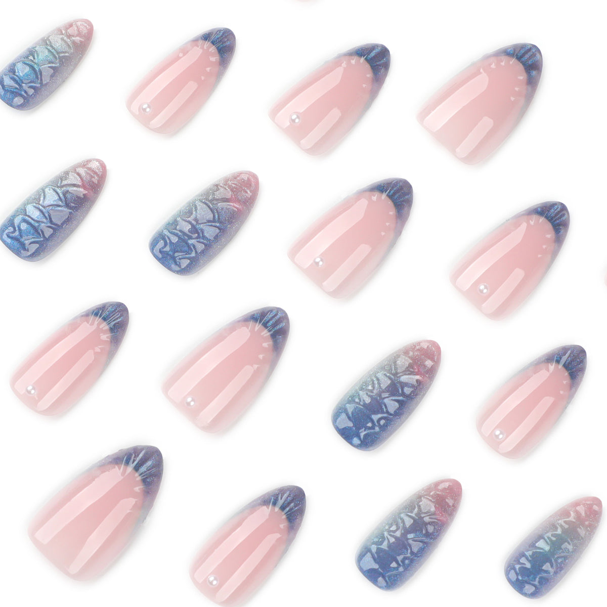 Kunstvolle Nagelverlängerungen mit schimmerndem Farbenspiel und glamourösen Akzenten Brehn