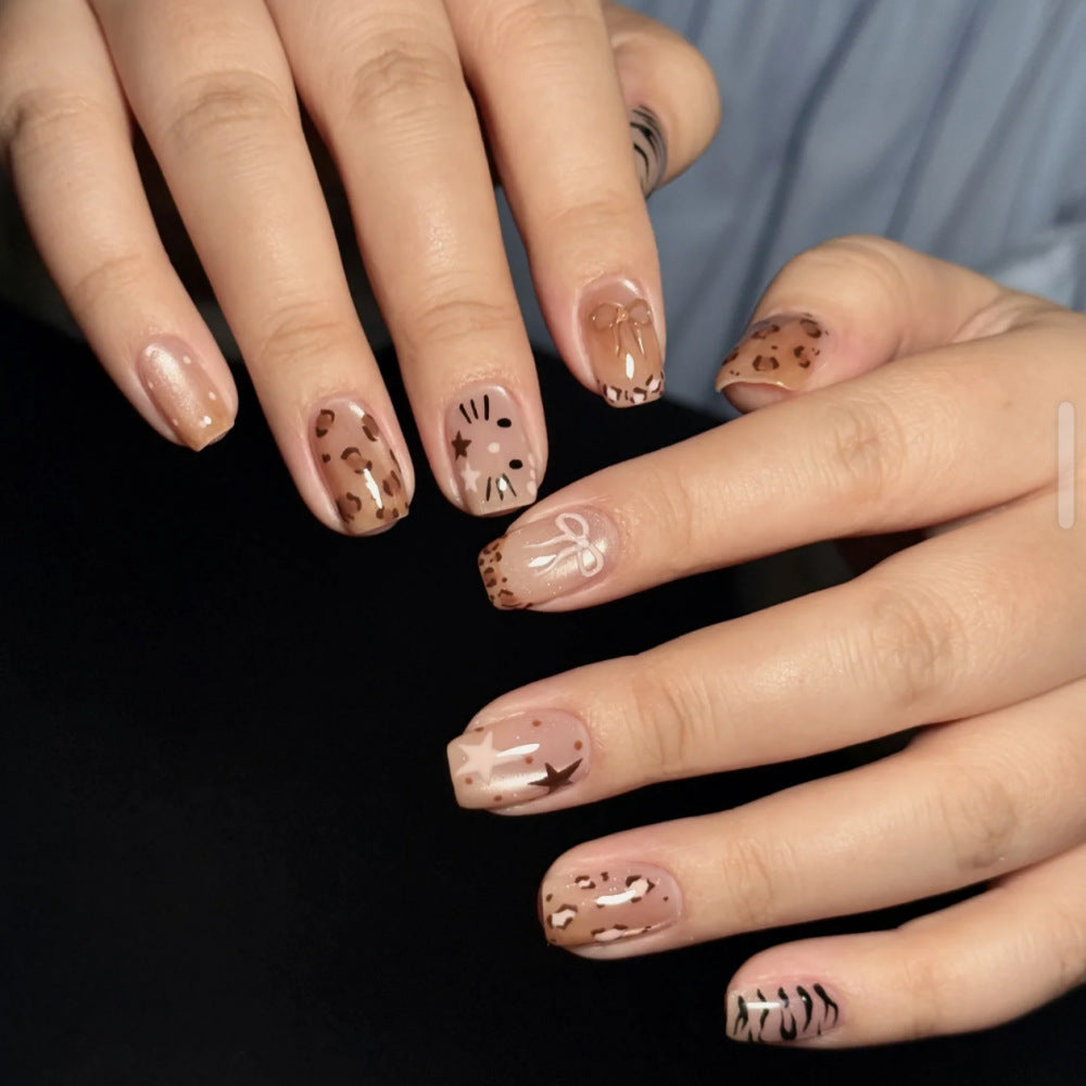 Künstlerisches Press-On-Nageldesign mit Edelsteinakzenten Brehn