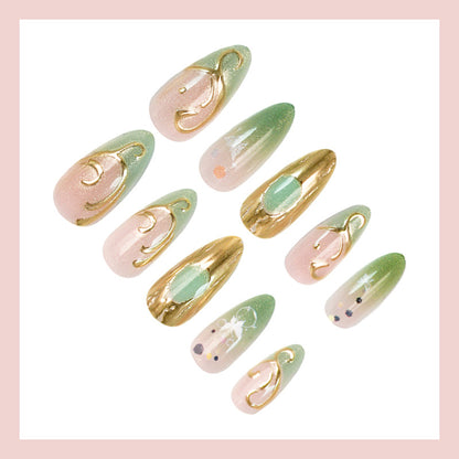 Kunstnagelset mit eleganten Goldakzenten und floralen Designs Brehn