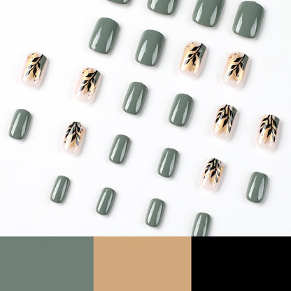 Kunstvolle Nagelverlängerungen mit elegantem Blattdesign Brehn