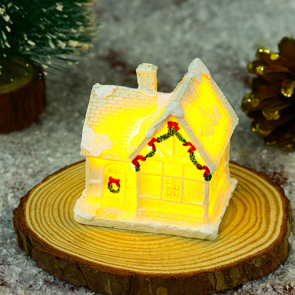 Beleuchtetes Weihnachtsdorfhaus mit festlicher Dekoration Brehn