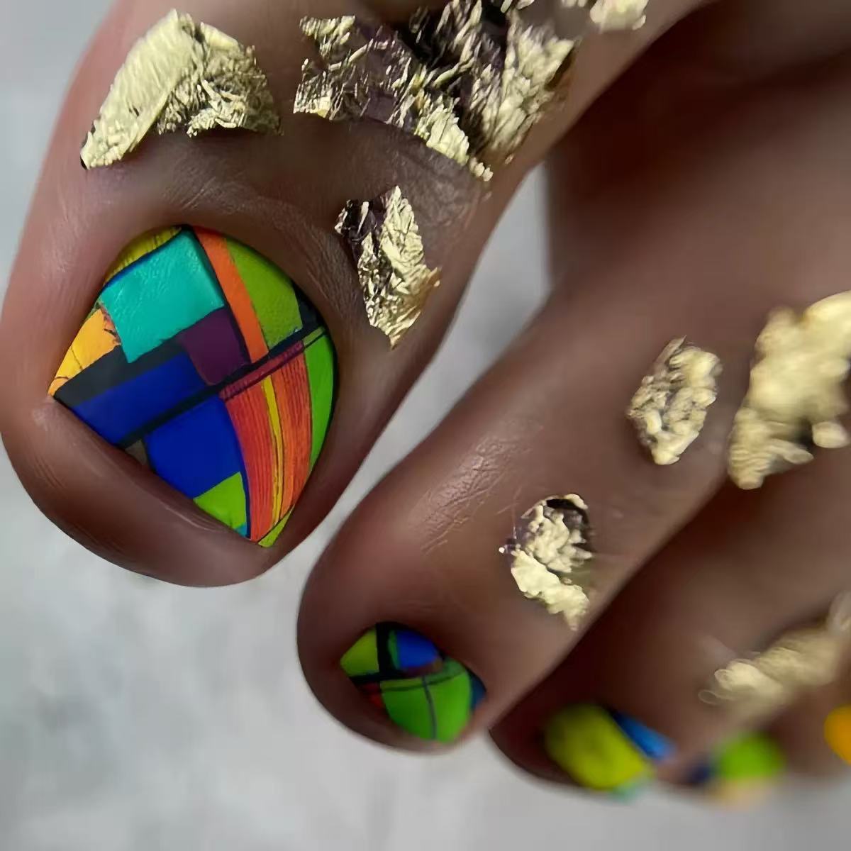 Kreatives Fußnageldesign mit modernen geometrischen Mustern und goldenen Akzenten Brehn