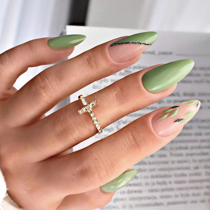 Kunstvolle Nagelverlängerungen mit elegantem Blattmuster Brehn