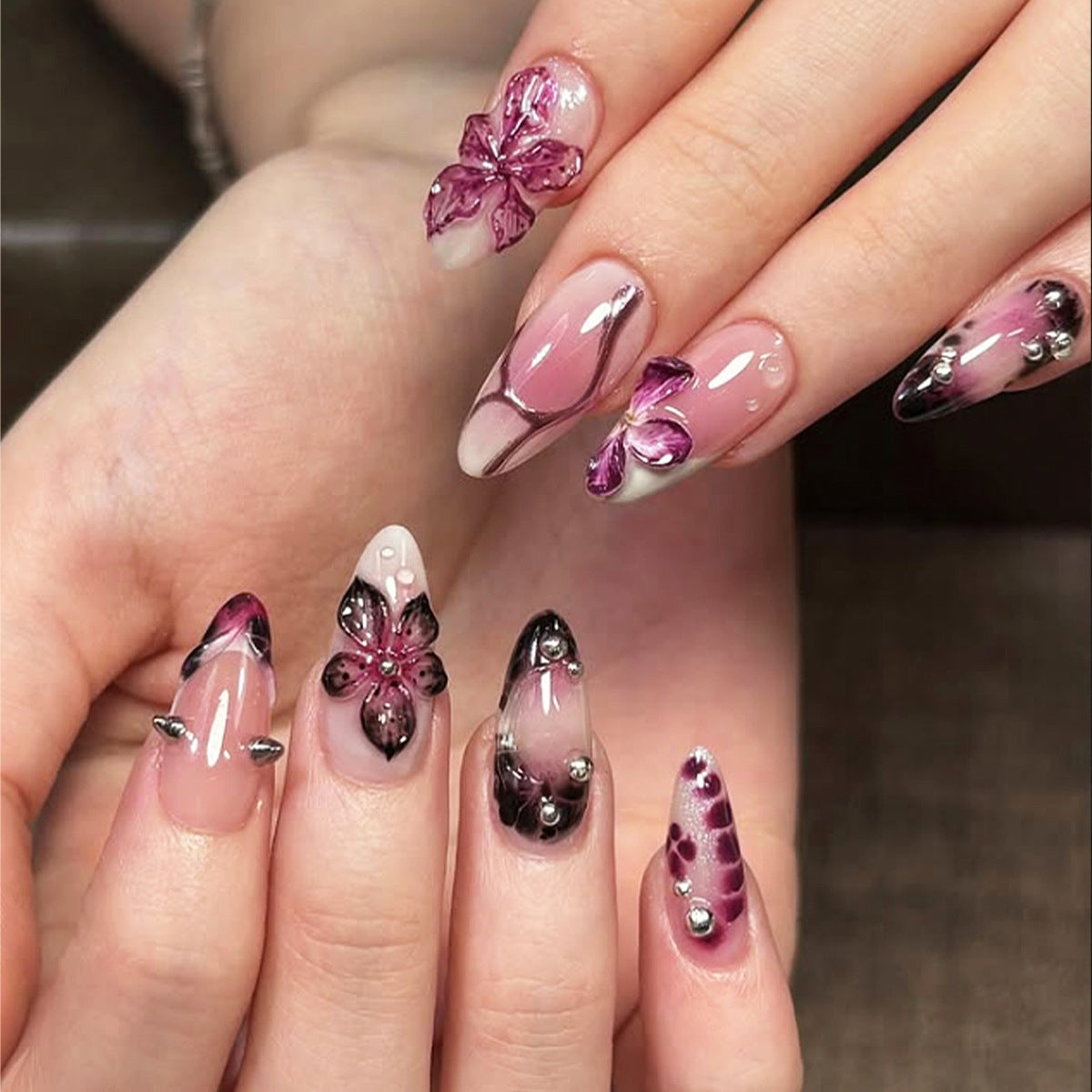 Kunstnagelset mit eleganten floralem Design und glänzenden Akzenten Brehn