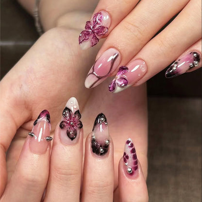 Kunstnagelset mit eleganten floralem Design und glänzenden Akzenten Brehn