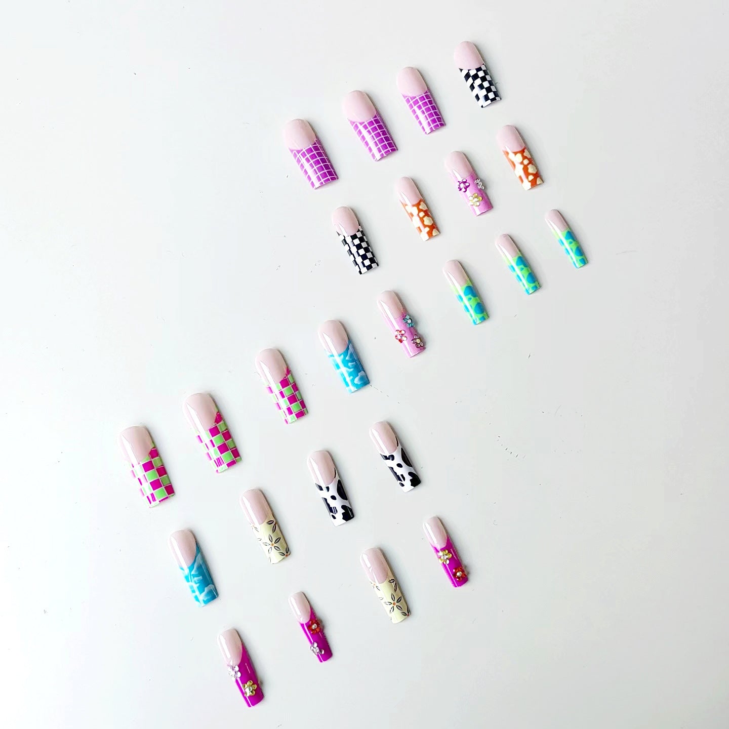 Kunstnagelset mit kreativen Designs und schimmernden Akzenten Brehn