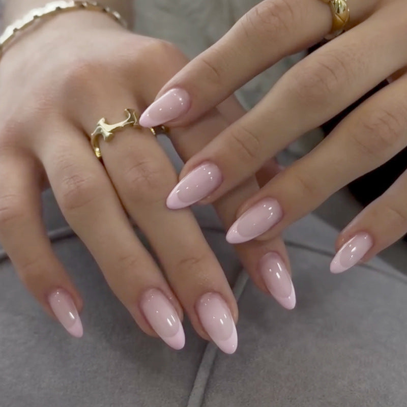Elegante Stiletto Press-On Nägel mit glänzender Oberfläche Brehn