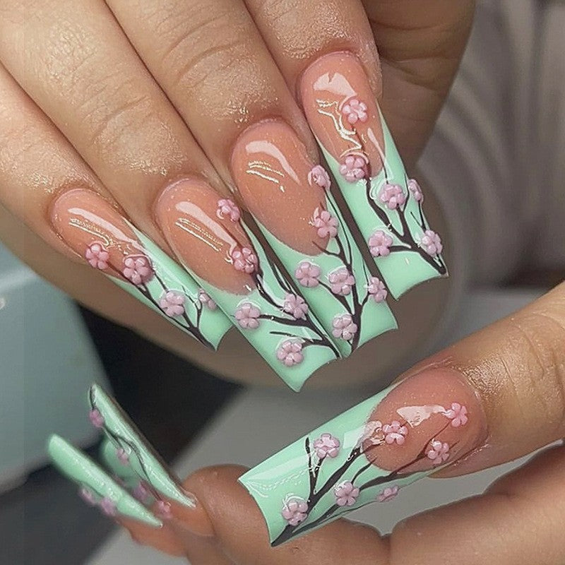 Dekoratives Floral Press-On Nagelkunstset mit 3D-Blumenakzenten Brehn