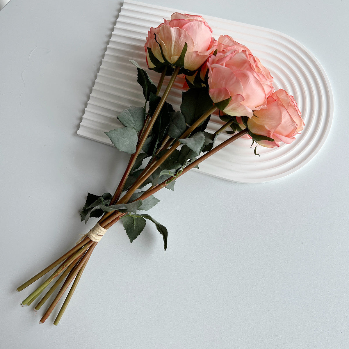 Eleganter künstlicher Rosenstrauß
