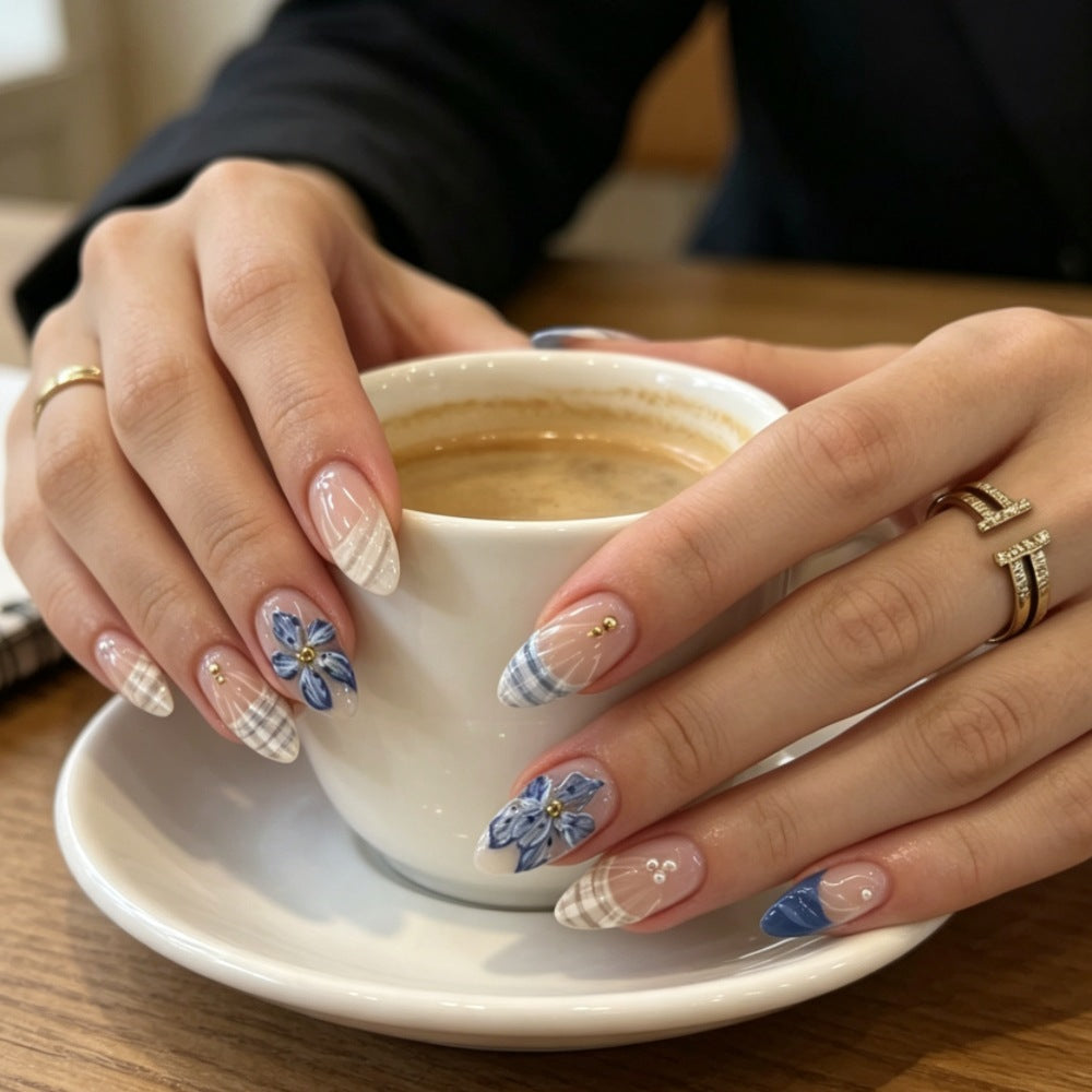 Kunstnägel mit Floralem Design und Eleganten Spitzen Brehn