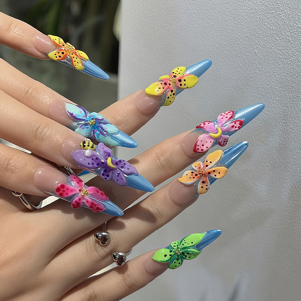 Elegante Nagelkunst mit Schwarz-Weiß-Kontrast Brehn