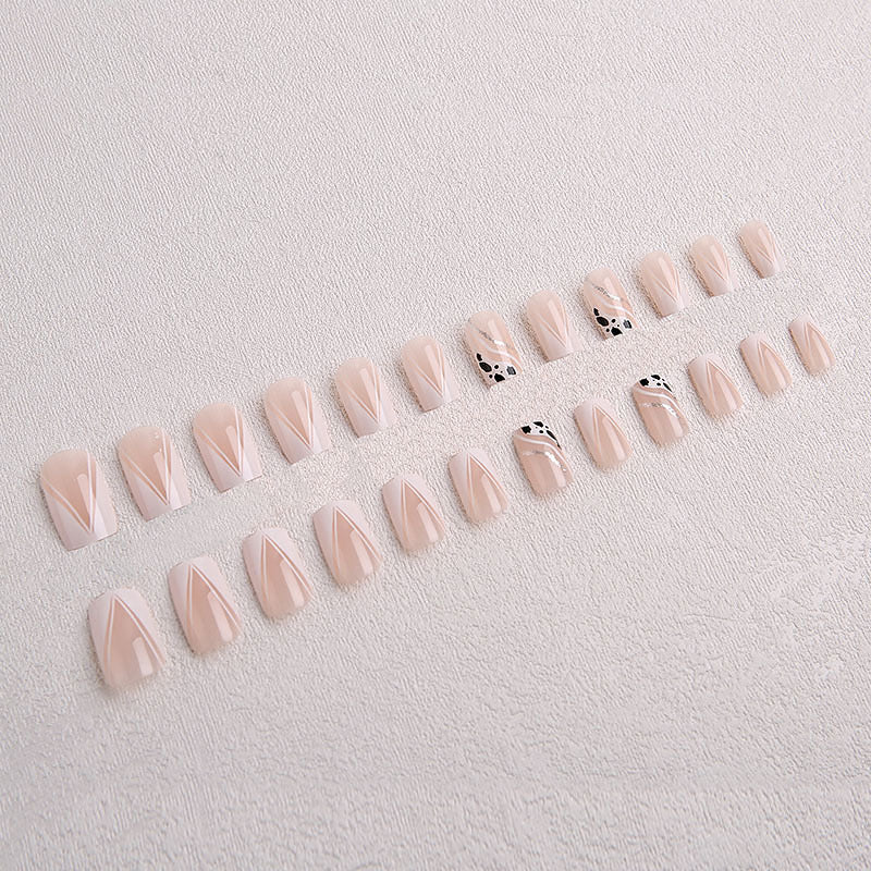 Kunstnagelset mit geometrischen Akzenten und elegantem Design Brehn