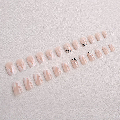 Kunstnagelset mit geometrischen Akzenten und elegantem Design Brehn