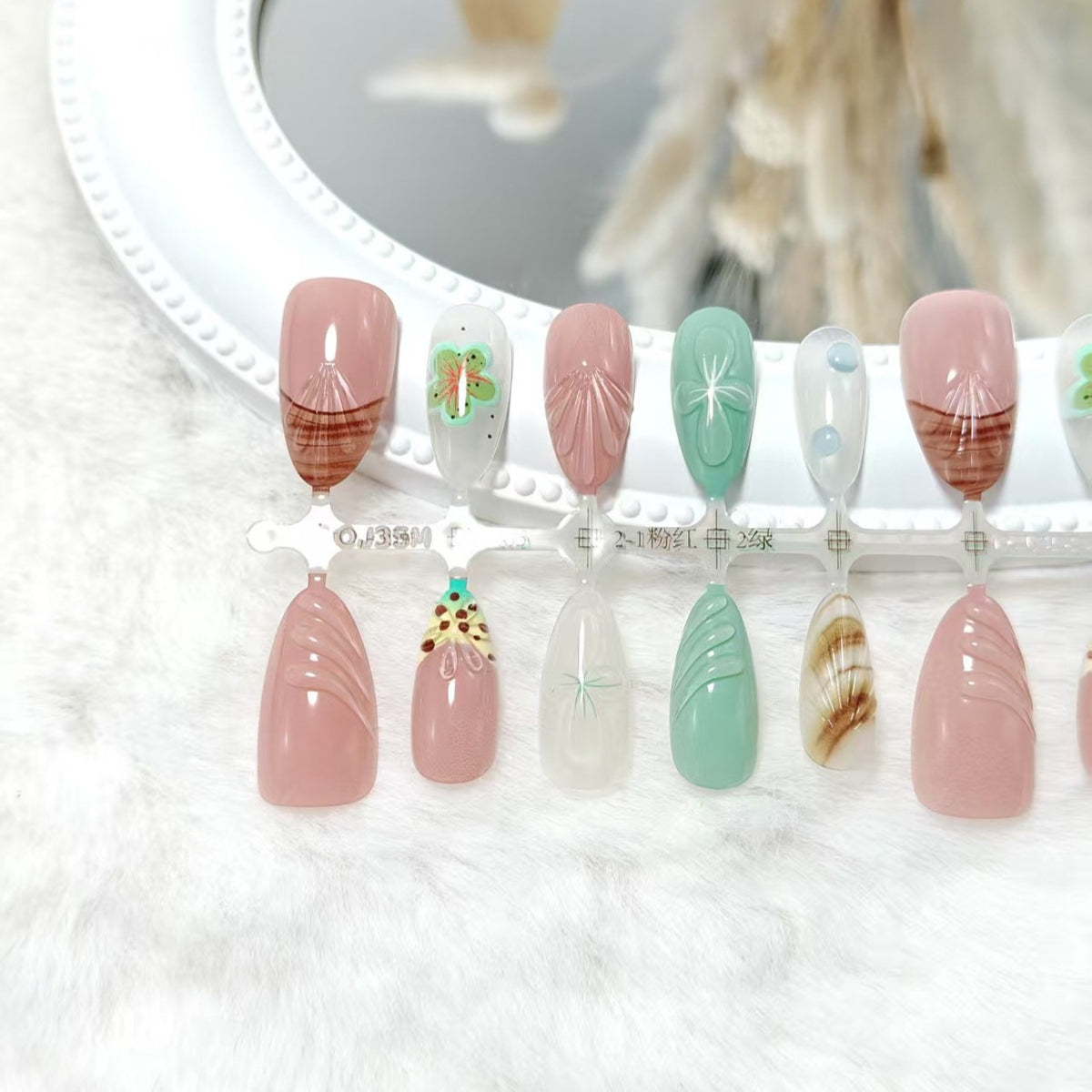 Kunstnagelset mit exquisiten floralen Designs und schimmernden Effekten Brehn