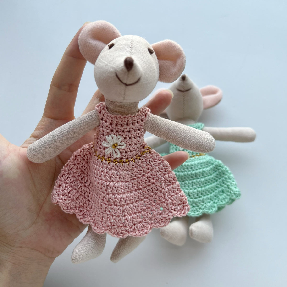 Handgemachte Leinenmaus Puppe mit gehäkeltem Kleid und bestickten Details