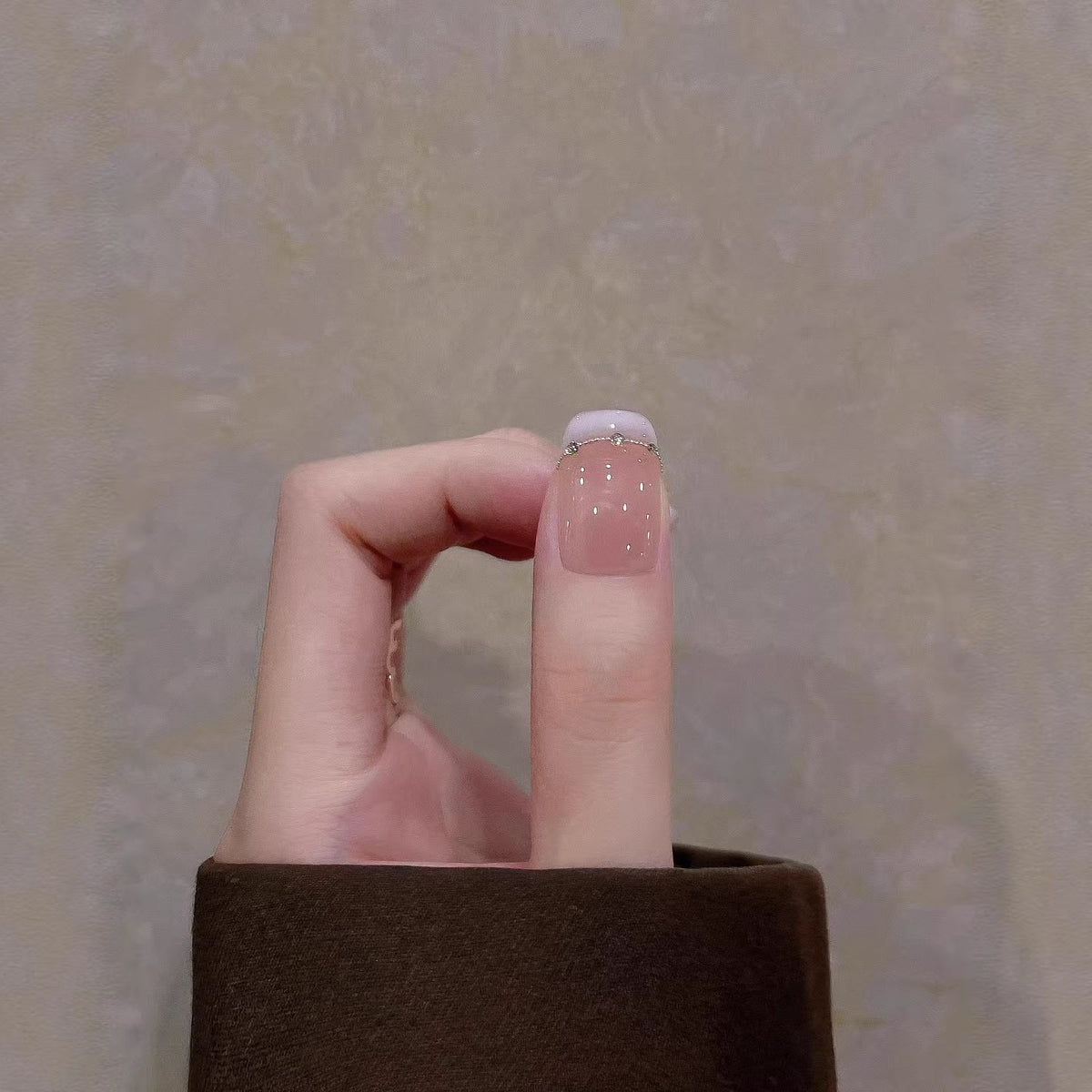 Dekoratives Press-On Nagelkunstset mit eleganten Designelementen