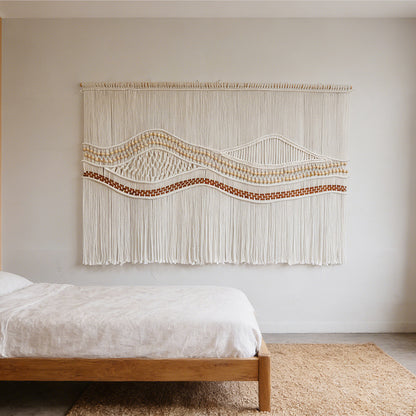 Künstlerische Makramé-Wandbehang mit eleganten Wellenmustern